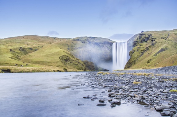 Chute d'eau de Skogafoss Chute d'eau de Skogafoss de 60m de haut
www.laffprod.com/fr/roadtrips/islande/islande-partie-3
