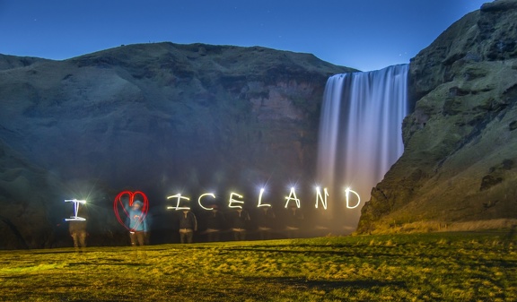Light painting à la chute d'eau de Skogafoss Chute d'eau de Skogafoss de 60m de haut
www.laffprod.com/fr/roadtrips/islande/islande-partie-3