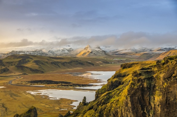 Plage de cendre noir à Reynir près de Vik Plage de cendre noir à Reynir près de Vik
www.laffprod.com/fr/roadtrips/islande/islande-partie-3