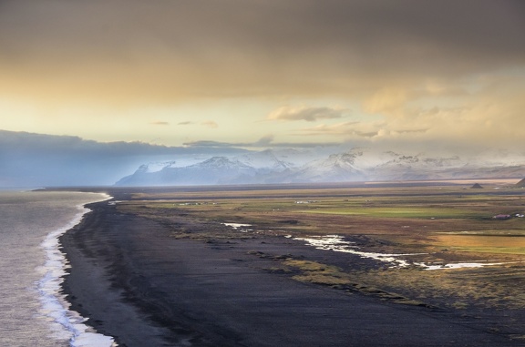 Plage de cendre noir à Reynir près de Vik Plage de cendre noir à Reynir près de Vik
www.laffprod.com/fr/roadtrips/islande/islande-partie-3