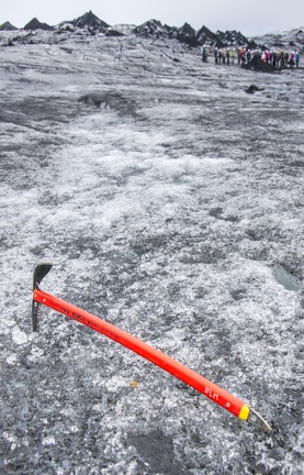 Marche avec crampon sur le glacier Solheimahjökull au pied du volcan Eyjafjallajökull