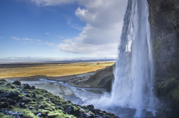 Cascade de Seljalandsfoss Grande cascade de Seljalandsfoss où il est possible de passer derrière à pied.
Mesurant 65 mètres de haute