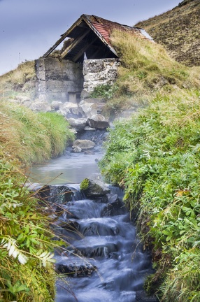 Baignade dans une source d'eau chaude naturelle à Fludir