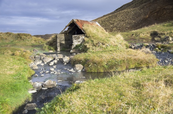 Baignade dans une source d'eau chaude naturelle à Fludir