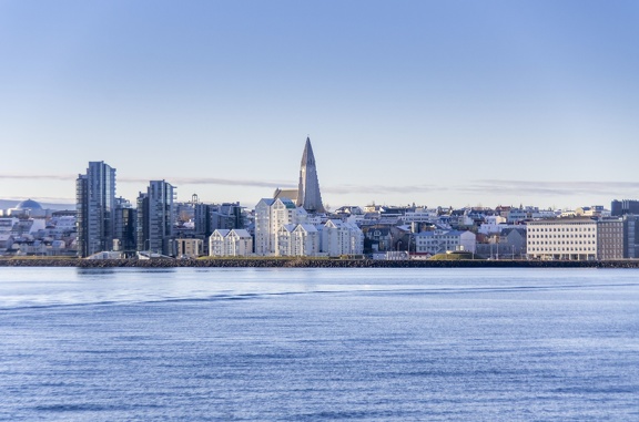 A la recherche des baleines Vue sur Reykjavik lors de la sortie en mer à la recherche des baleines dans la baie du Faxafloi.