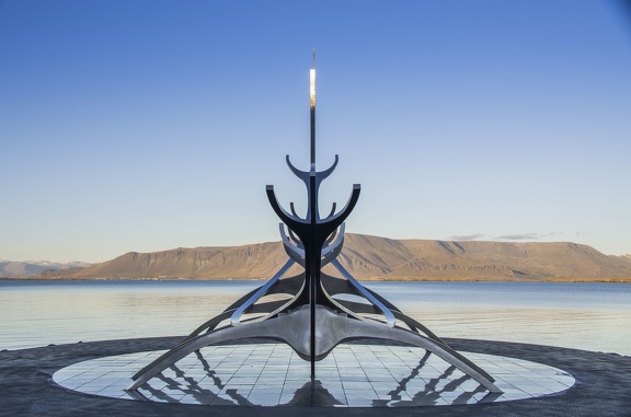 Le Voyageur du Soleil, en islandais : Sólfar, est située sur le bord de l'ancien port de la ville.
Cette scu